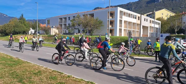 Kolesarili in razveselili starej&scaron;e