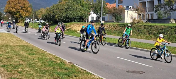 Kolesarili in razveselili starej&scaron;e