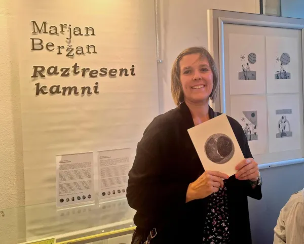 Martina Beržan v rokah drži zbirko pesmi Raztreseni kamni, ki jo je napisal njen stric Marjan Beržan