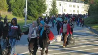 Begunci prehajajo iz nastanitvenega centra v Sentilj proti avstrijski strani mejnega prehoda; SentiljASE