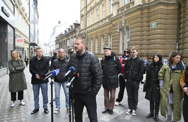 V ospredju sekretar Konfederacije sindikatov zavarovalni&scaron;tva Slovenije Mile Zukić