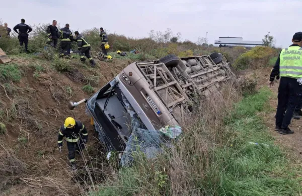 V nesreči avtobusa v Srbiji dva mrtva, 80 ranjenih.