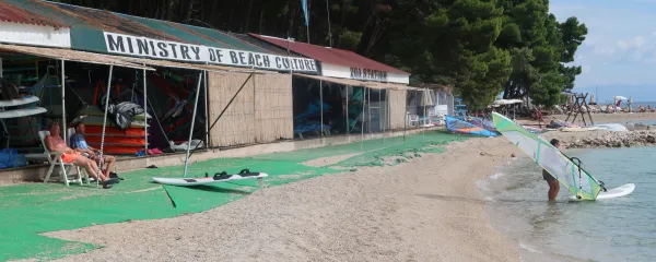 Na Braču je manj zaposleno le &ldquo;ministrstvo&rdquo; za plažno kulturo