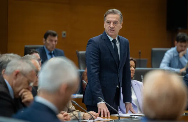 Ljubljana, DZ.Nadaljevanje redne seje DZ, na kateri je predsednik vlade Robert Golob odgovarjal na poslanska vprasanja.