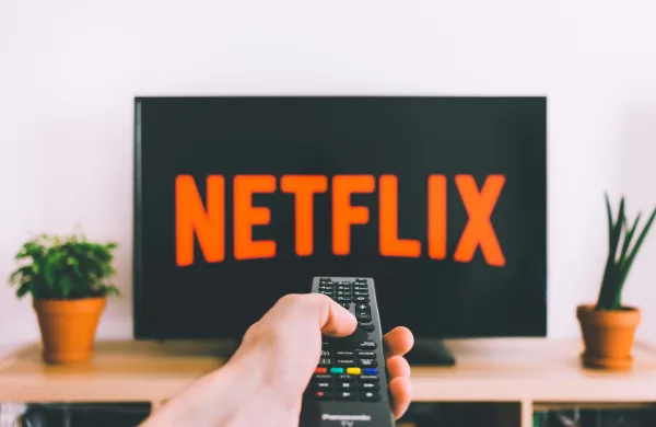 Gledanje TV na platformi Netflix.