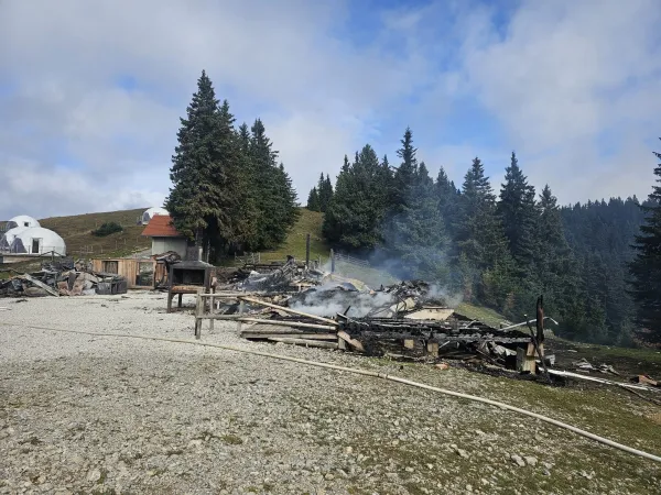 Golte, Radegunda.V Radegundi na Golteh sta danes v pozaru zgoreli dve sosednji koci, namenjeni gostinski in turisticni dejavnosti.Foto: PGD Mozirje