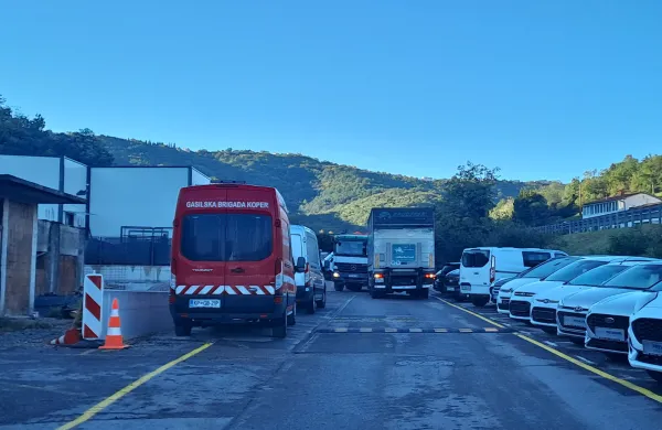 Tovornjaki povzročajo pravi prometni zama&scaron;ek v &Scaron;alari