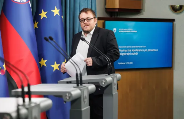 Ljubljana, predsedniska palaca.Nadaljevanje posveta o izvajanju dolgotrajne oskrbe, ki ga je sklical predsednik vlade Robert Golob, na katerem sodelujejo izvajalci storitev ter predstavniki uporabnikov in pristojnih ministrstev.Minister za solidarno prihodnost Simon Maljevac.