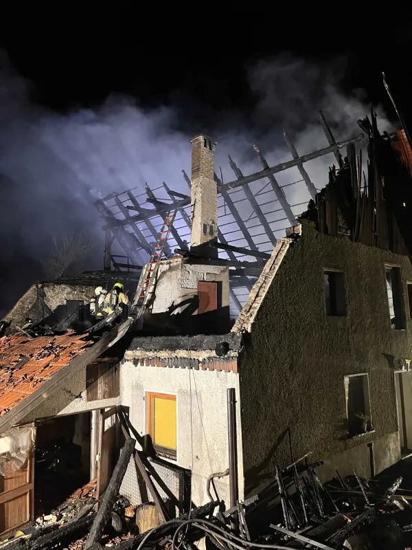 Gorenja Kanomlja: zagorelo ostre&scaron;je stanovanjske hi&scaron;e