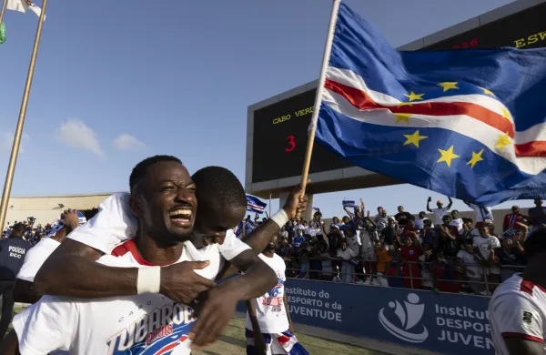 Veseli zelenortski navijač slavi z nogometa&scaron;em uvrstitev na World Cup 2026.