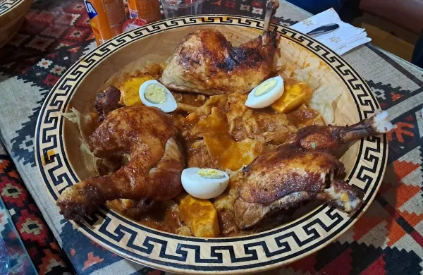 Testo, prepojeno z omako, in pečen pi&scaron;čanec - sočno, začinjeno in &scaron;e kako okusno.