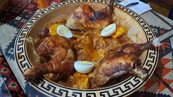 Testo, prepojeno z omako, in pečen pi&scaron;čanec - sočno, začinjeno in &scaron;e kako okusno.