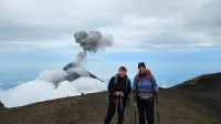 Na vrhu vulkana Acatenango (3976 metrov) z razgledom na vulkan Fuego.