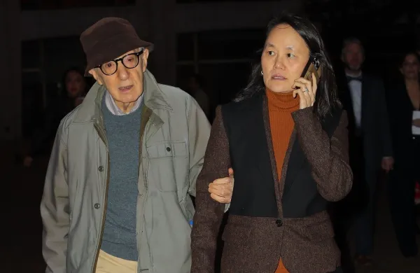  Woody Allen z ženo Soon-Yi Previn na newyor&scaron;kem Broadwayuu, kjer sta skupaj uživala v muzikalu Ragtime.