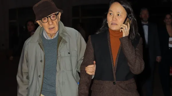  Woody Allen z ženo Soon-Yi Previn na newyor&scaron;kem Broadwayuu, kjer sta skupaj uživala v muzikalu Ragtime.