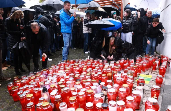 Novome&scaron;čani prižigajo sveče v spomin mo&scaron;kega, ki je umrl v noči na nedeljo pred lokalom Patriot.