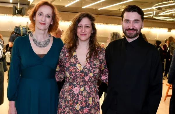 Režiserka Ur&scaron;ka Djukić (v sredini) je v filmu Kaj ti je deklica? združila Sa&scaron;o Pavček in Sa&scaron;o Tabakovića 
