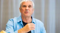 Igralec, reziser in scenarist Metod Pevec.