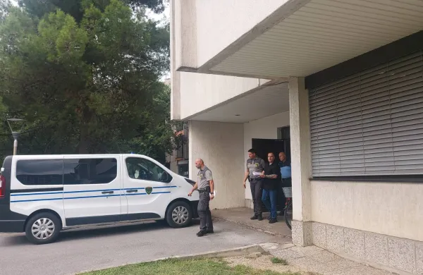 Ropar je eno od žrtev vlekel &scaron;est metrov