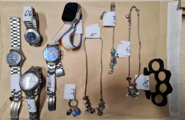 Zaseženi predmeti, ki so jih policisti na&scaron;li na domu 35-letnega osumljenca.