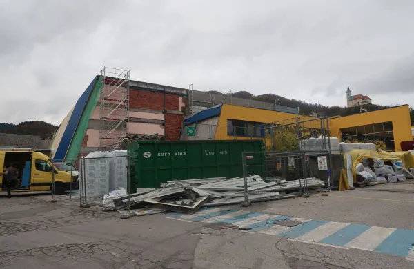 Obnova &scaron;portne dvorane zaradi dodatnih del dražja, z zamudo, a bo ta skoraj nova