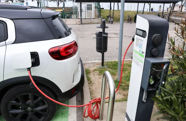 Koper, 23.02.2023Parkiri&scaron;ce za tržnico, Elektricna polnilna postaja za avtomobile, elektricni avtomobil