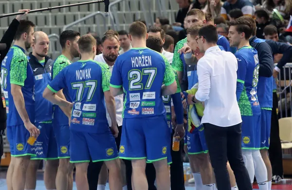 Koper, 12.03.2023rokomet reprezentanca Slovenije, Kvalifikacije za EP 2024, 3. krog, Slovenija: Črna gora 37:30 (18:16)trener Uro&scaron; Zorman in igralci, time out