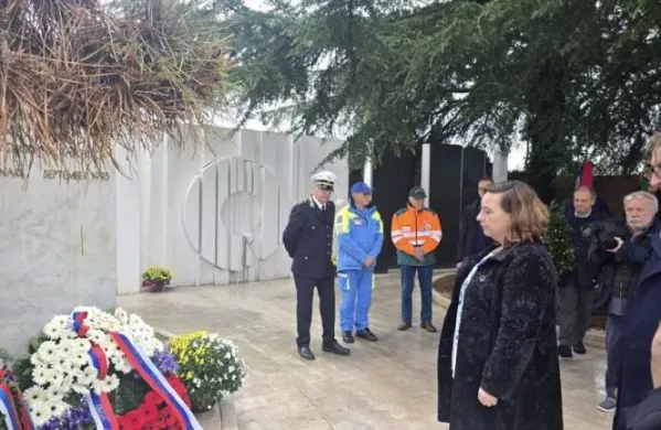 Poklon državne sekretarke Vesne Humar in generalnega konzula Gregorja &Scaron;uca