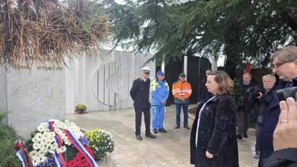 Poklon državne sekretarke Vesne Humar in generalnega konzula Gregorja &Scaron;uca
