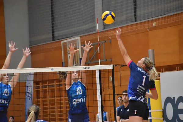 Blok Gen i volley Ajda Gornjec Hodnik in Hana Podbr&scaron;ček napad Radovljica Klara Kregar Dolenc