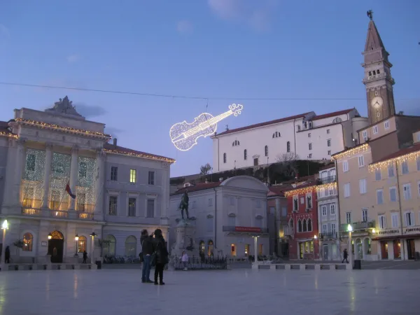 Piran, Tartinijev trg, prazniki, december, okraski, lučke
