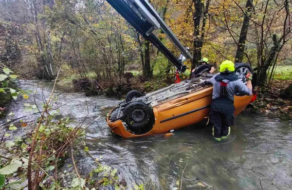 Z avti končali v jarkih in potoku