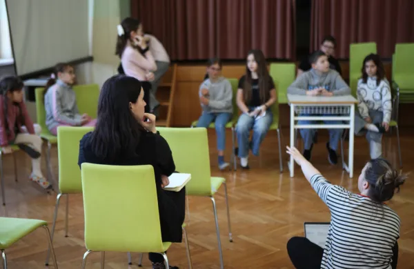 Projekt EXPECT_Art se izvaja v obliki gledali&scaron;kega krožka in je namenjen otrokom, starim med 9 in 12 let. 