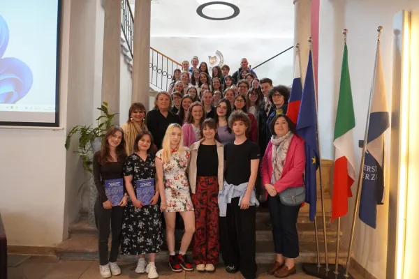 Sodelujoča skupina &scaron;tudentov na projektu Strategije posredovanja pri poučevanju italijan&scaron;čine v večjezičnih okoljih in multimediji: komuniciranje in mediji.