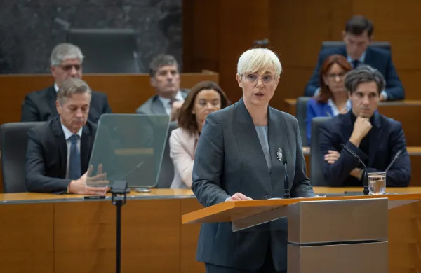 Predsednica je v DZ spregovorila o vpra&scaron;anjih, povezanih s situacijo v jugovzhodni Sloveniji in o pomenu učinkovite integracije romskega prebivalstva v družbo.