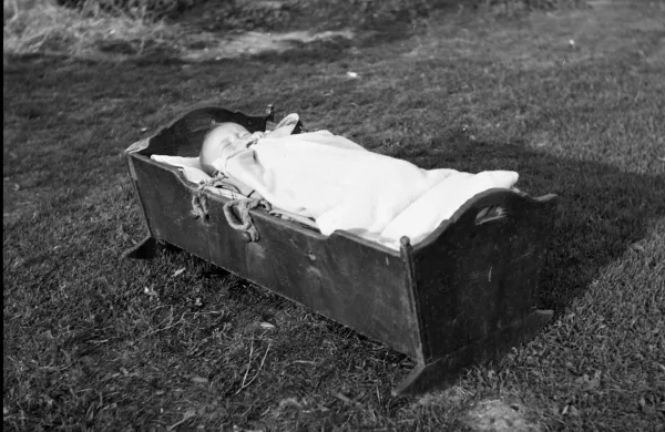SEM (avtorica F.&Scaron;arf, Račice 1955)Čeprav uradno prepovedane, so babice na podeželju &scaron;e desetletja ohranjale tradicijo pomoči pri rojstvu.