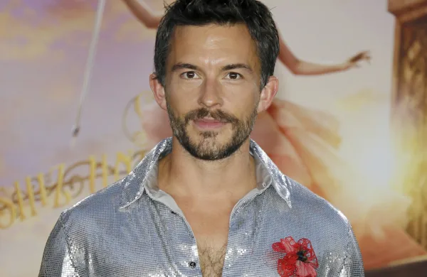 Igralec Jonathan Bailey najbolj seksi mo&scaron;ki