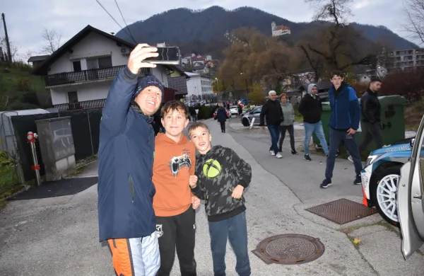 Državni prvak reli Rok Turk in selfi za otroke