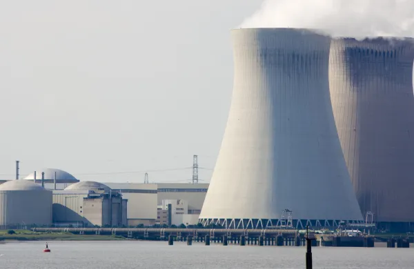 Jedrska elektrarna Doel se nahaja na bregu reke Scheldt, blizu vasi Doel v flamski provinci Vzhodna Flandrija, na obrobju mesta Antwerpen.