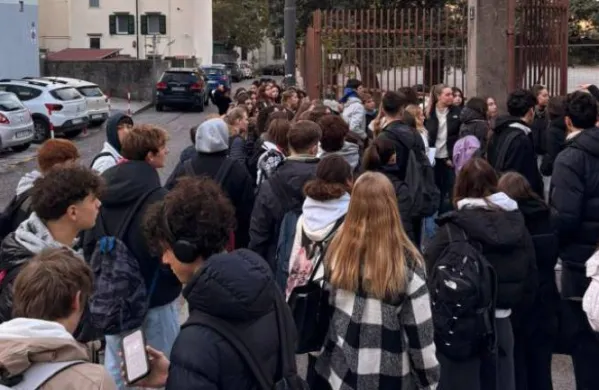Dijaki in dijakinje pred licejem Slom&scaron;ek v Trstu