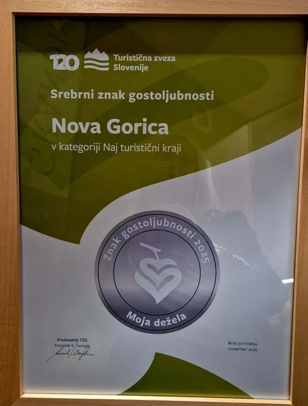Priznanje Srebrni znak gostoljubnosti za novogori&scaron;ko mestno občino.