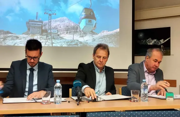 Kanin, Bovec, projekt, smuči&scaron;če, so z leve: Sandi Krč (Ska Projekt d.o.o.) župan Valter Mlekuž in Vladimir Durcik (prokurist Projekt Nova Gorica d.d.)