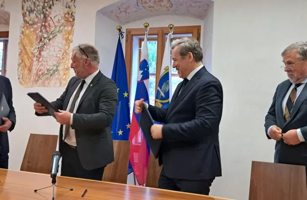Minister za visoko &scaron;olstvo, znanost in inovacije dr. Igor Papič, rektor Univerze v Novi Gorici prof. dr. Bo&scaron;tjan Golob ter direktor Instituta Jožef Stefan prof. dr. Leon Cizelj in župan Mestne občine Nova Gorica Samo Turel