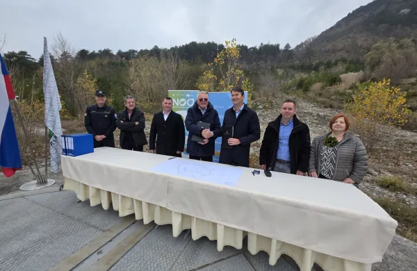 Z obiska ministra za naravne vire in prostor Jožeta Novaka na Slanem blatu, kjer je Ministrstvo za naravne vire in prostor s Hidrotehnikom podpisalo pogodbo za sanacijo zemeljskega plazu Slano blato.
