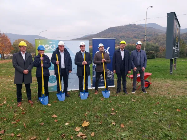 Minister Jože Novak je z novogori&scaron;kim županom Samom Turelom, predstavniki direkcije za vode, izvajalci in projektanti simbolično zasadil lopato za oznanitev začetka del na odvodniku v Sočo.