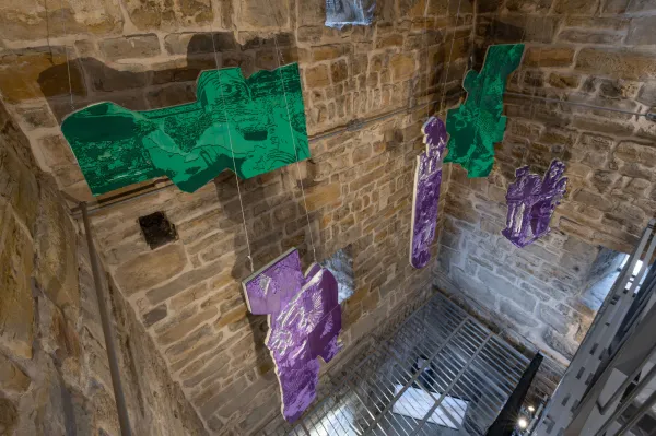 Umetni&scaron;ka instalacija Helene Tahir je ume&scaron;čena na stopni&scaron;če koprskega mestnega zvonika.