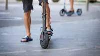 Vlada sprejela predlog za dvig starostne meje za lahka motorna vozila