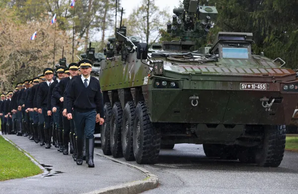 Maribor - VojaĹˇnica generala Maistra - Slovenska vojska - Prireditve - Predsednica republike in vrhovna poveljnica obrambnih sil NataĹˇa Pirc Musar je obiskala Center vojaĹˇkih Ĺˇol in pripadnike 72. brigade Slovenske vojske - Ilustracija - Tematika - predstavitev 72. brigade Slovenske vojske in Centra vojaĹˇkih Ĺˇol - patria - oklepno vozilo - Vojska - Avtor: Andrej PetelinĹˇek