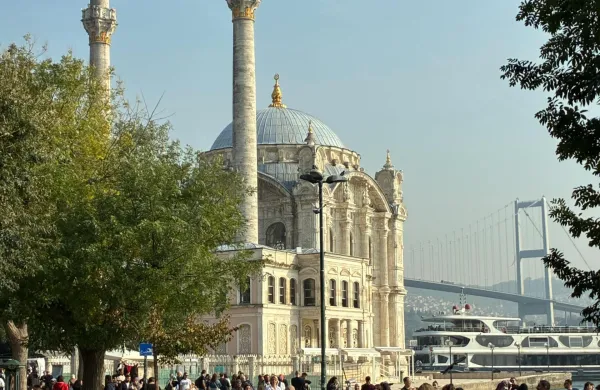 Družina naj bi se domnevno zastrupila s hrano v priljubljeni turistični soseski Ortak&ouml;y ob Bosporju.