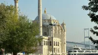 Družina naj bi se domnevno zastrupila s hrano v priljubljeni turistični soseski Ortak&ouml;y ob Bosporju.